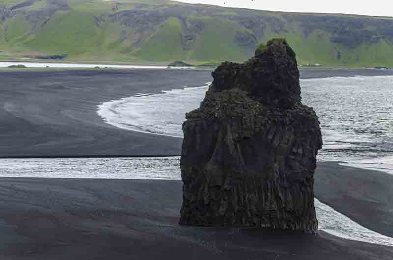 Islandia 136 - reserva natural de Dyrholaey - acantilados de Dyrholaey y playa de Reynisfjara.jpg